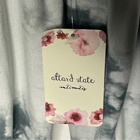 NWT Altar’d State Tie Dye Elastic Hem Cropped Shirt Size Small Blue White New - Picture 2 of 7